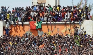 Le peuple à pris le pouvoir au Burkina, puis c'est l'armée qui passe à l'action...