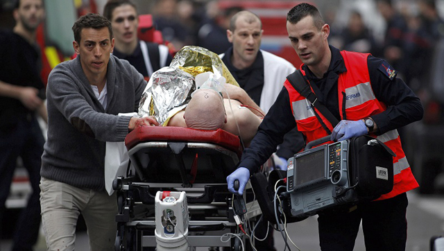 Un blessé évacué du  Journal de Charlie Hebdo à Paris