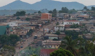 L'aube se lève sur Ebolowa, ville hospitalière du Sud Cameroun fin 2014. Crédits photo Thierry Barbaut - Info Afrique