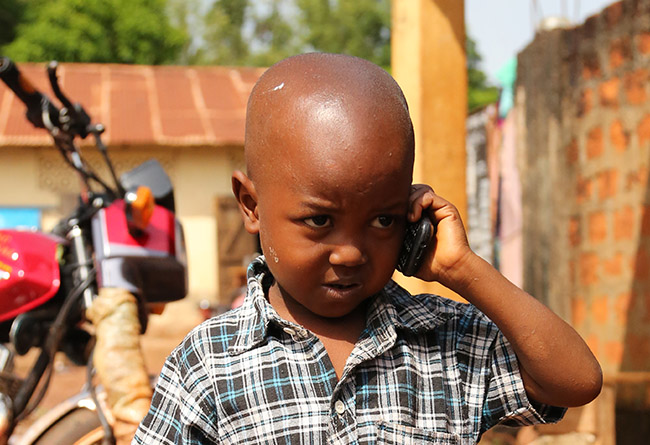 Un enfant téléphone en Guinée - Droits réservés Thierry Barbaut - Info Afrique