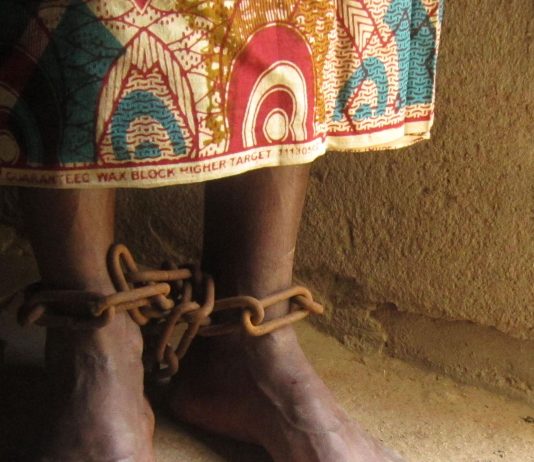 Cameroun: elle vit enchainée en prison