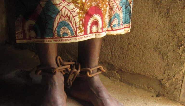 Cameroun: elle vit enchainée en prison