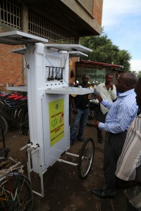 Le système de recharge de téléphone mobile, solaire disponible dans les marchés du Rwanda Crédits photos Thierry Barbaut