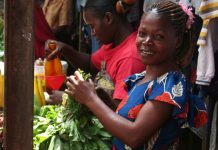 femme vendeuse sur un marché au Congo