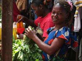 femme vendeuse sur un marché au Congo