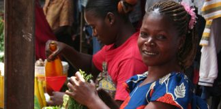 femme vendeuse sur un marché au Congo