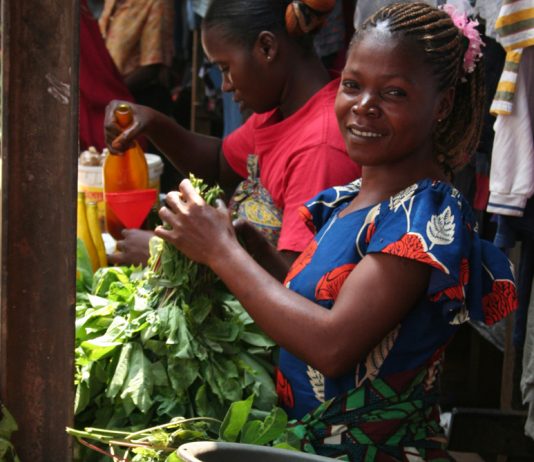 femme vendeuse sur un marché au Congo