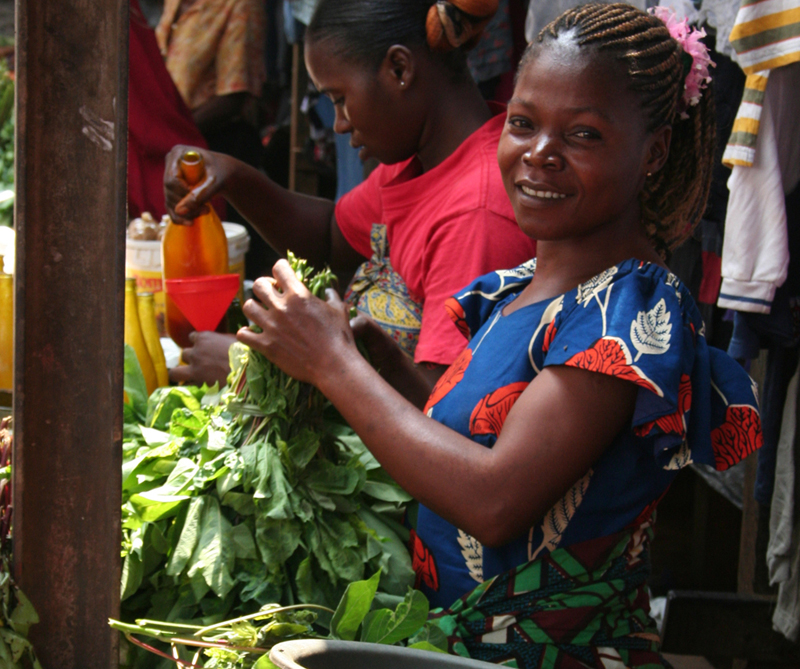 femme vendeuse sur un marché au Congo