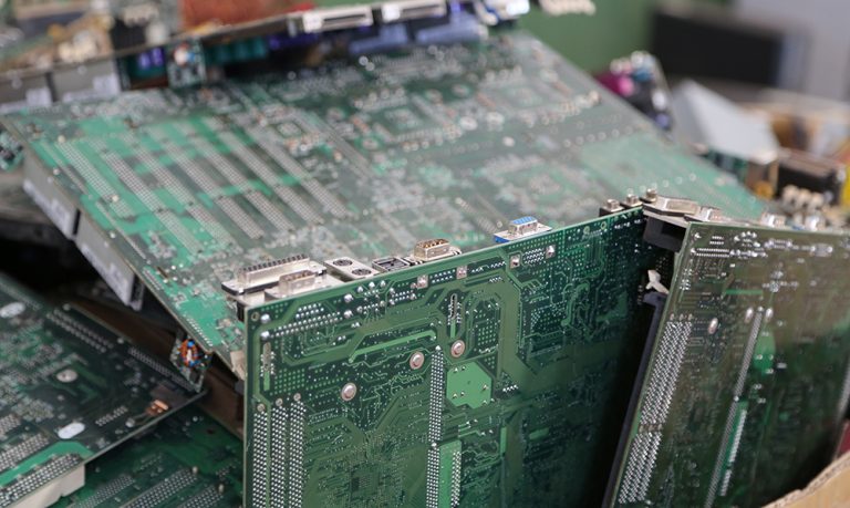 Cameroun : Un centre de tri de déchets électronique s’érige en modèle