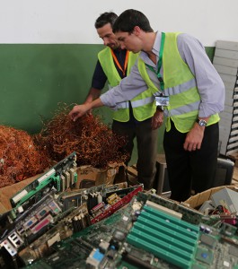 Boris de Fautereau présente à Thierry Barbaut le centre de tri de déchets