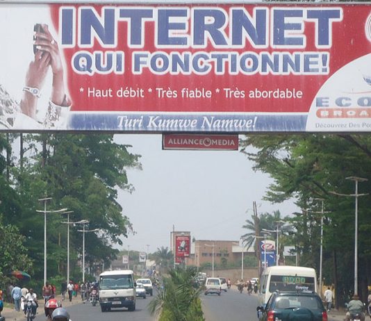 Internet qui fonctionne, une publicité qui décrit bien la mauvaises qualité du réseau dans beaucoup de pays en Afrique