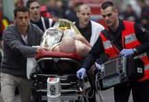 Un blessé évacué du Journal de Charlie Hebdo à Paris