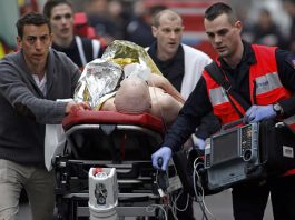 Un blessé évacué du Journal de Charlie Hebdo à Paris