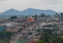 L'aube se lève sur Ebolowa, ville hospitalière du Sud Cameroun fin 2014. Crédits photo Thierry Barbaut - Info Afrique
