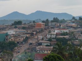 L'aube se lève sur Ebolowa, ville hospitalière du Sud Cameroun fin 2014. Crédits photo Thierry Barbaut - Info Afrique