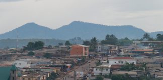 L'aube se lève sur Ebolowa, ville hospitalière du Sud Cameroun fin 2014. Crédits photo Thierry Barbaut - Info Afrique