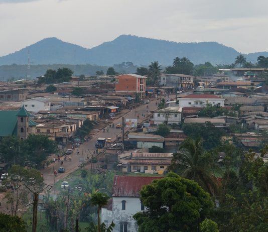 L’Afrique est-elle (encore) une terre d’hospitalité ? L'aube se lève sur Ebolowa, ville hospitalière du Sud Cameroun fin 2014. Crédits photo Thierry Barbaut - Info Afrique