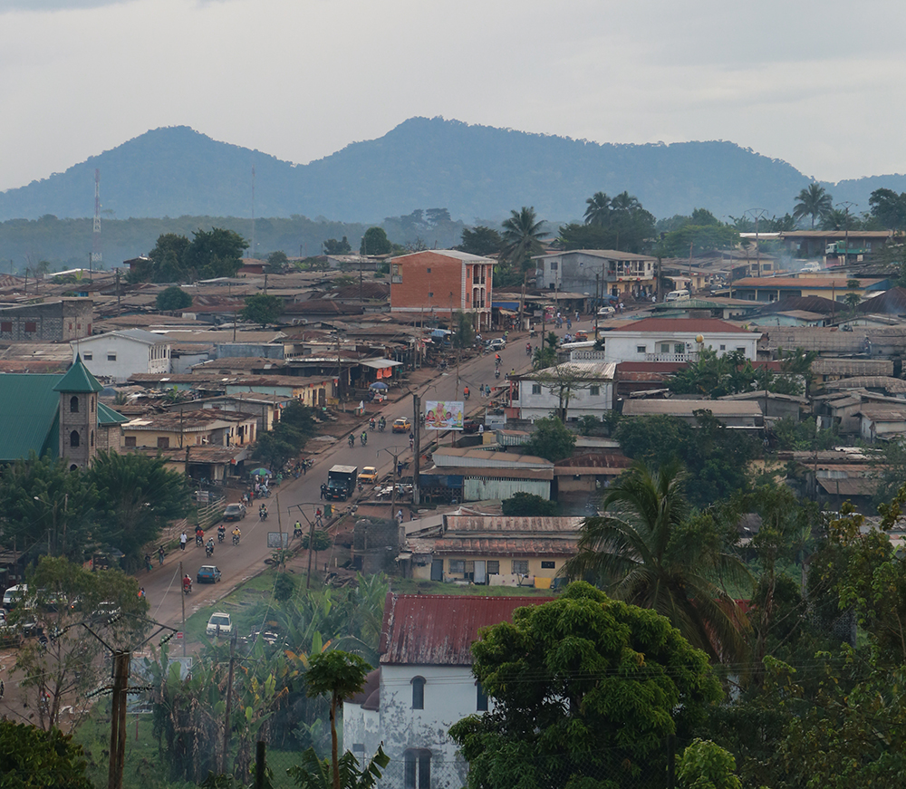 L'aube se lève sur Ebolowa, ville hospitalière du Sud Cameroun fin 2014. Crédits photo Thierry Barbaut - Info Afrique