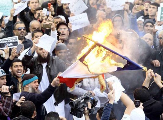 Vidéo: Gigantesques manifestations en Afrique contre Charlie Hebdo Manistations en Afrique contre Charlie Hebdo