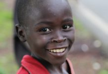 Un enfant au Rwanda près de Kibuye - Crédits photos: Thierry Barbaut