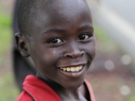 Un enfant au Rwanda près de Kibuye - Crédits photos: Thierry Barbaut