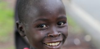 Un enfant au Rwanda près de Kibuye - Crédits photos: Thierry Barbaut