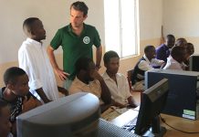 Des écoles s'équipent en Informatique et Internet au Kenya - crédits photo Thierry Barbaut Info Afrique