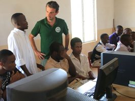 Des écoles s'équipent en Informatique et Internet au Kenya - crédits photo Thierry Barbaut Info Afrique