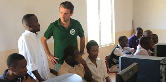 Des écoles s'équipent en Informatique et Internet au Kenya - crédits photo Thierry Barbaut Info Afrique