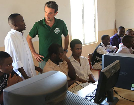 Des écoles s'équipent en Informatique et Internet au Kenya - crédits photo Thierry Barbaut Info Afrique