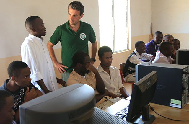 Des écoles s'équipent en Informatique et Internet au Kenya - crédits photo Thierry Barbaut Info Afrique