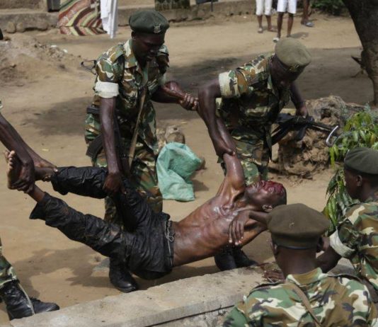 L’Union Africaine préoccupée par les actes de violence au Burundi Les forces de l'ordre soulèvent un blessé présumé membre des milices IBONERAKURE attaqué par les manifestants
