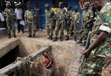 Un homme est libéré par les forces de l'ordre à Bujumbura et implore les militaires de le proteger- Thierry Barbaut © Info Afrique