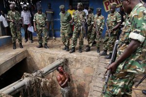 Un homme est libéré par les forces de l'ordre à Bujumbura et implore les militaires de le proteger- Thierry Barbaut © Info Afrique