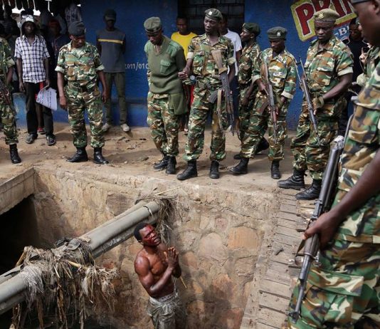 Un homme est libéré par les forces de l'ordre à Bujumbura et implore les militaires de le proteger- Thierry Barbaut © Info Afrique