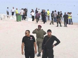 Les forces de l'ordre sur la plage de Sousse en Tunisie après l'attentat de l'hôtel Imperialm Marhaba