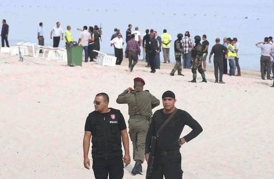 Les forces de l'ordre sur la plage de Sousse en Tunisie après l'attentat de l'hôtel Imperialm Marhaba