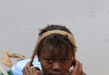 Une femme travaille au bord du fleuve Niari au Congo - Crédit Thierry BARBAUT 2015 -
