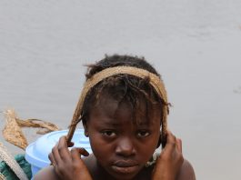 Une femme travaille au bord du fleuve Niari au Congo - Crédit Thierry BARBAUT 2015 -