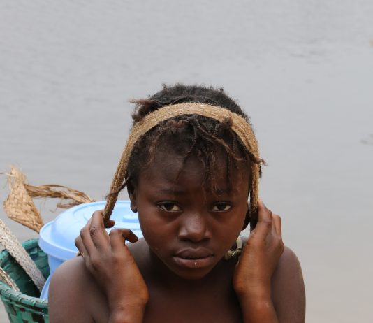 Une femme travaille au bord du fleuve Niari au Congo - Crédit Thierry BARBAUT 2015 -
