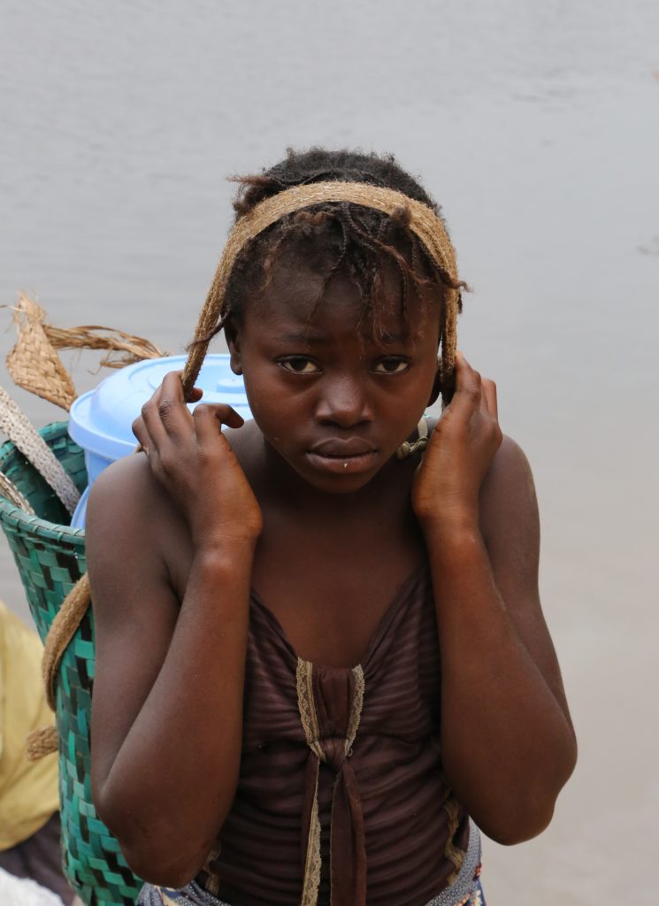 Une femme travaille au bord du fleuve Niari au Congo - Crédit Thierry BARBAUT 2015 -