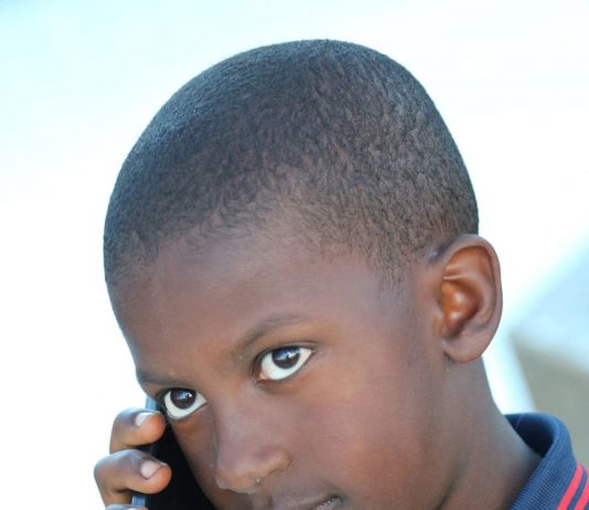 Un enfant téléphone dans le centre de la Guinée près de Dalaba - crédit photo Thierry BARBAUT - www.barbaut.com