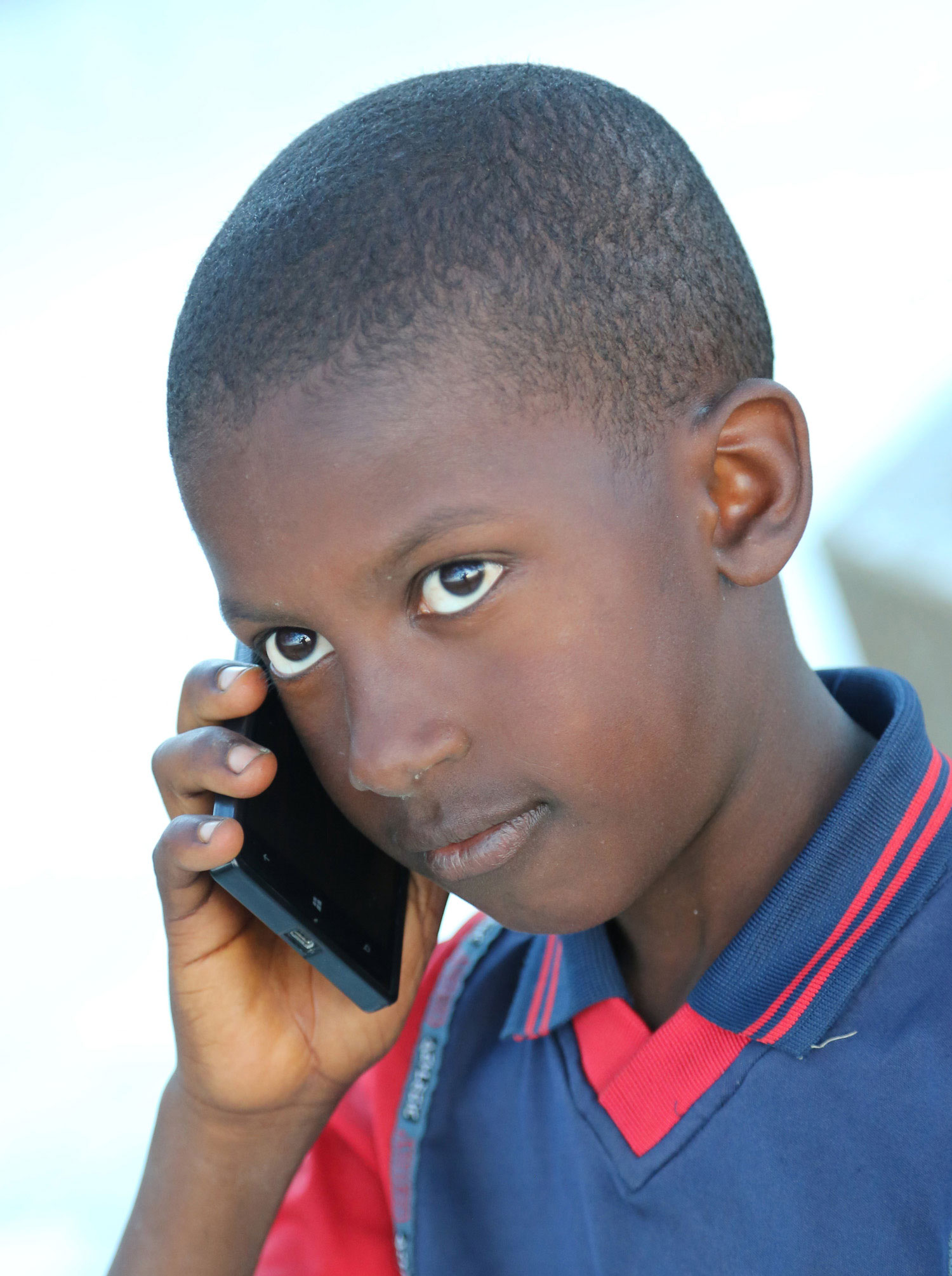 Un enfant téléphone dans le centre de la Guinée près de Dalaba - crédit photo Thierry BARBAUT - www.barbaut.com