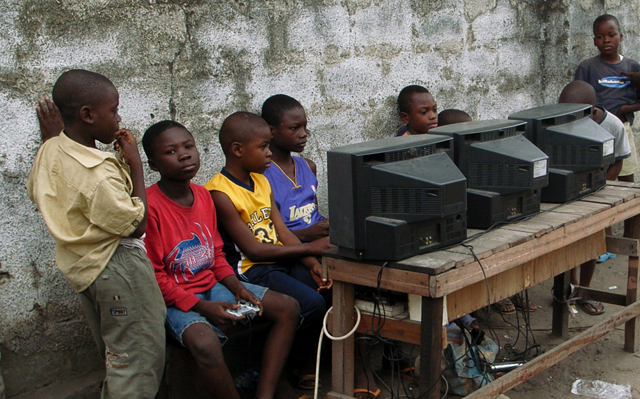 Enfants-RDC-jouant-playstation-shegues