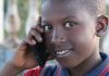 jeune africain avec un téléphone mobile en Guinée Conakry près de Dalaba