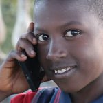 jeune africain avec un téléphone mobile en Guinée Conakry près de Dalaba