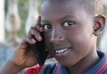 jeune africain avec un téléphone mobile en Guinée Conakry près de Dalaba