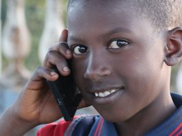 jeune africain avec un téléphone mobile en Guinée Conakry près de Dalaba