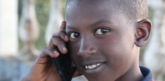 jeune africain avec un téléphone mobile en Guinée Conakry près de Dalaba