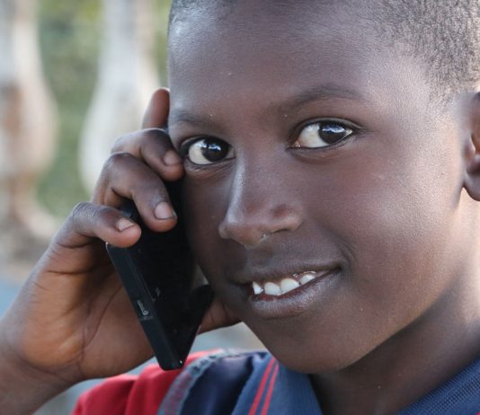 jeune africain avec un téléphone mobile en Guinée Conakry près de Dalaba